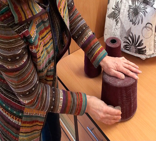 Рабочее место за вязальной машиной. Парафинирование пряжи. Равномерная подача нити Рабочее место за вязальной машиной. Парафинирование пряжи. Равномерная подача нити